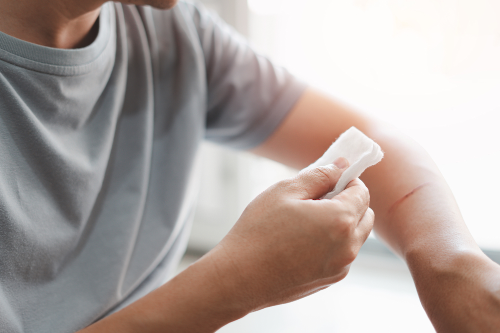 A,Man,Use,Medical,Cotton,Swab,For,Cleaning,And,Disinfection